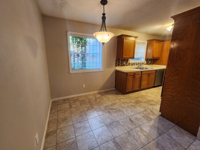 Building Photo - 2425 Kristen Dr