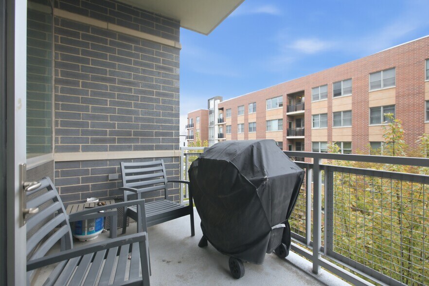 Building Photo - 845 N Kingsbury,