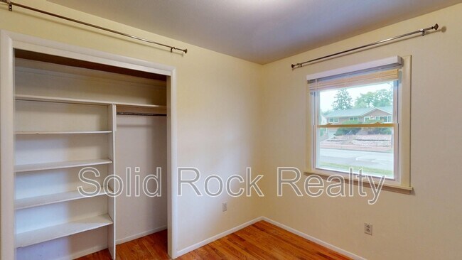 Building Photo - 2527 Mt Vernon St
