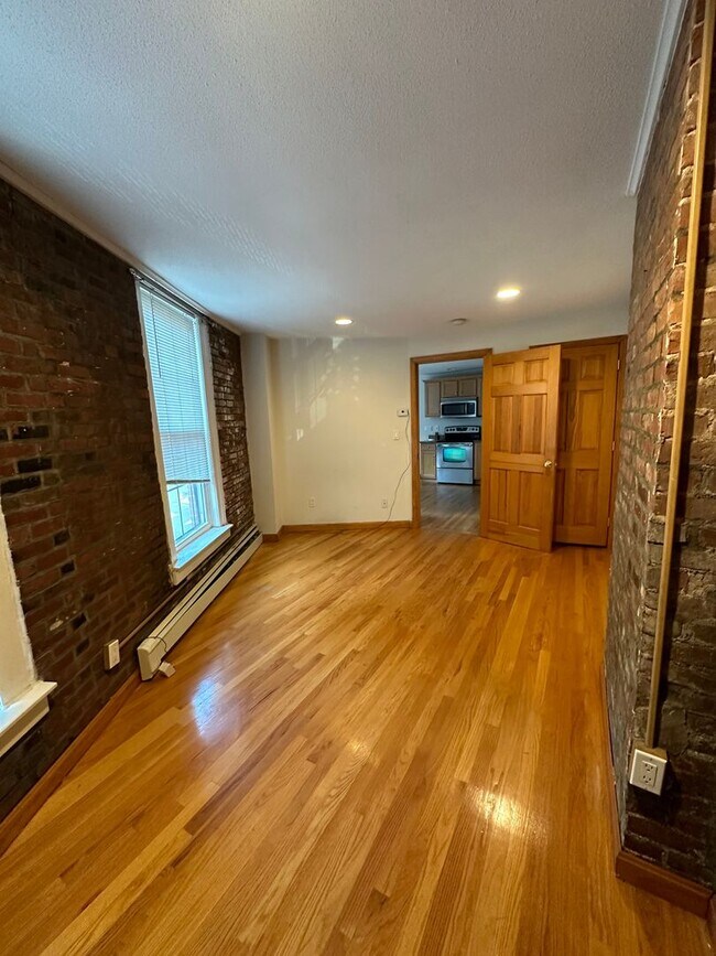Building Photo - No Brokers fee! Stunning 2-bedroom, 1-bath...