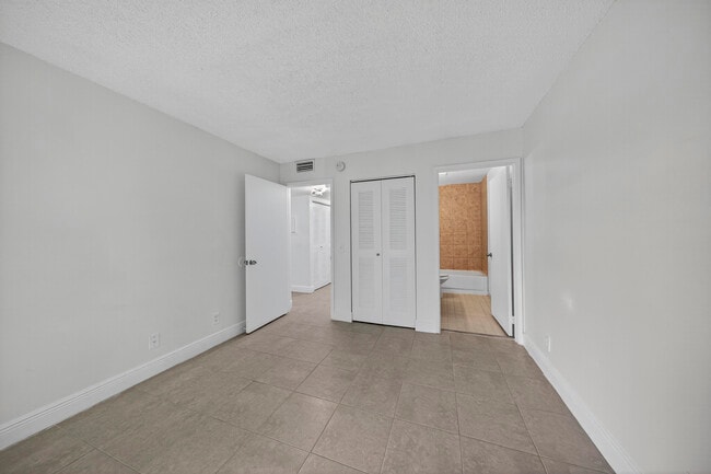 Building Photo - 913 Meadows Cir