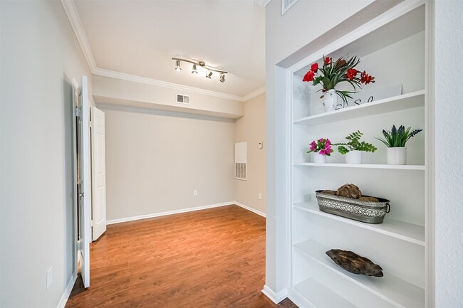 Building Photo - 2255 Braeswood Park Dr