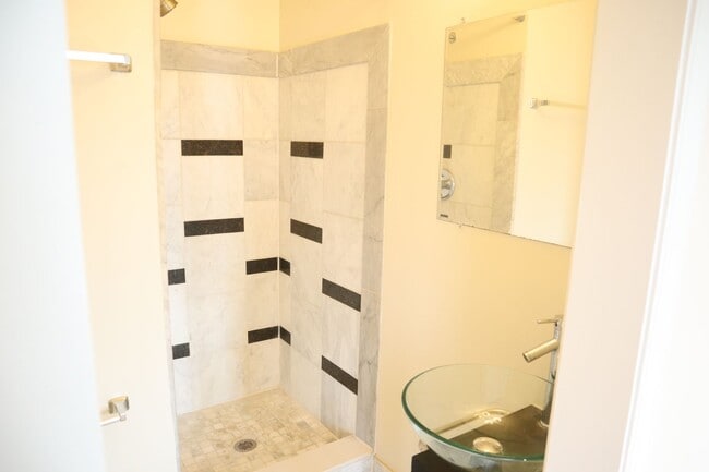 Building Photo - (Townhouse for Rent ) Simply Beautiful