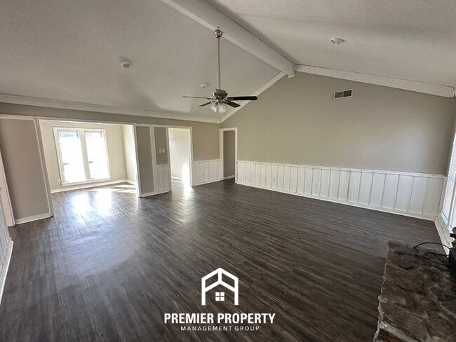 Building Photo - Charming 3 Bedroom Home for Rent in Memphis | High Ceilings, Fireplace & Fenced Yard