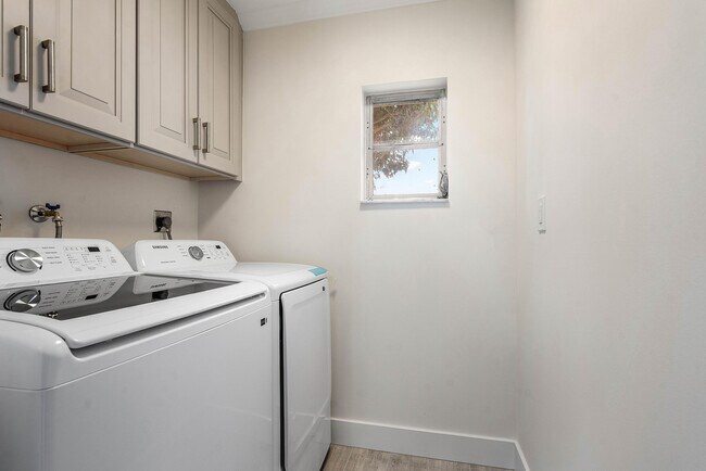 Building Photo - 6098 Winding Brooke Way