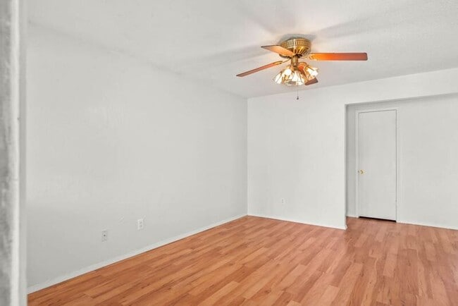 Building Photo - 220 E Beech Ave