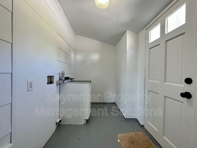 Building Photo - 304 Straith St