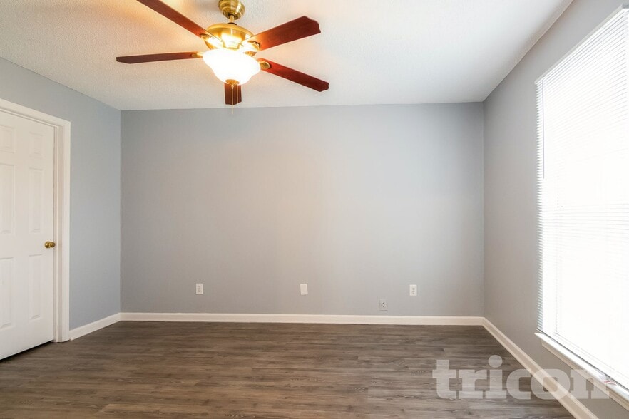 Building Photo - 255 Legend Oaks Dr