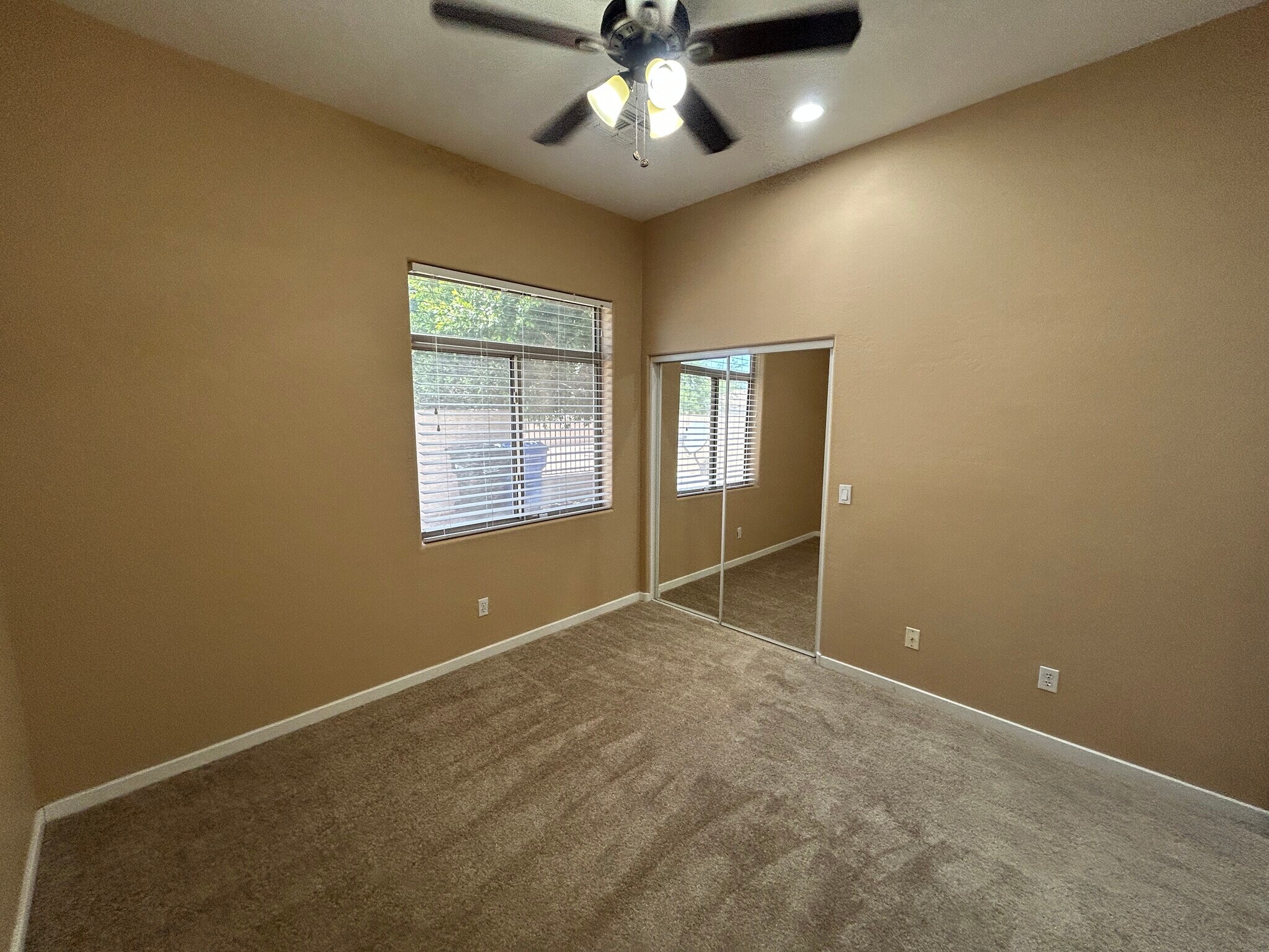 Building Photo - 2041 E Fawn Dr