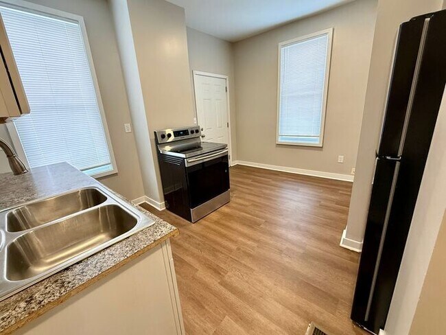 Building Photo - Updated 3 Bed, 1 Bath Home