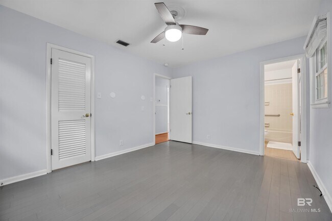 Building Photo - 252 South Dr