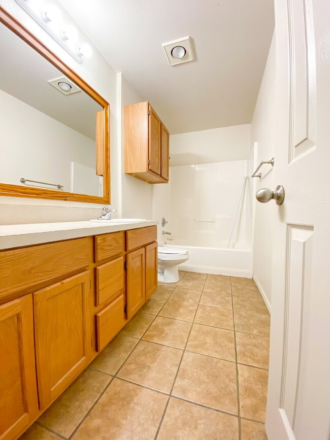 Building Photo - Spacious 3 Bedroom Duplex in Cooper!