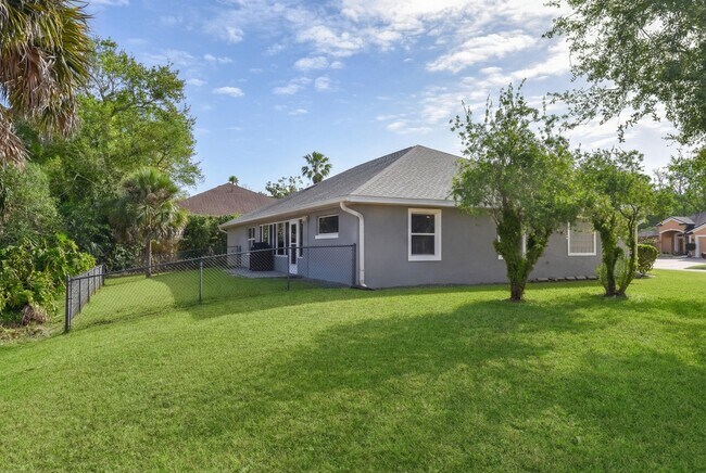 Building Photo - 11 Manderley Ln