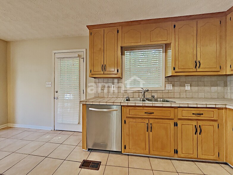 Building Photo - 325 Split Rail Way