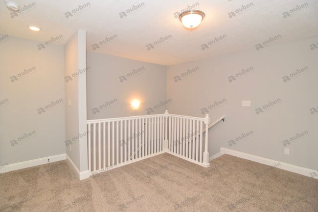 Building Photo - Like new 3 bed/3 bath single-family home f...