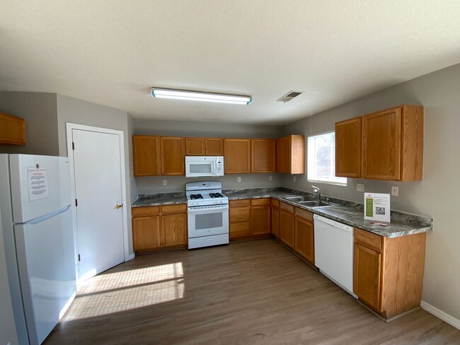 Building Photo - 4 Bedroom Home Available In Ventana Ranch!