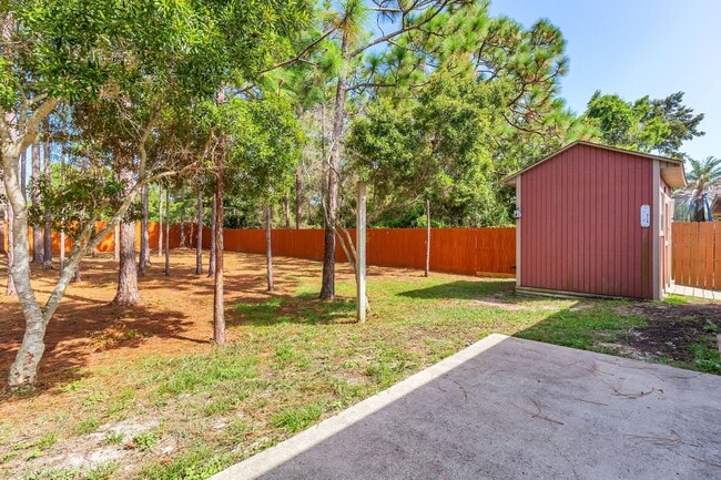 Building Photo - 4 Bedroom in Gulf Breeze!!