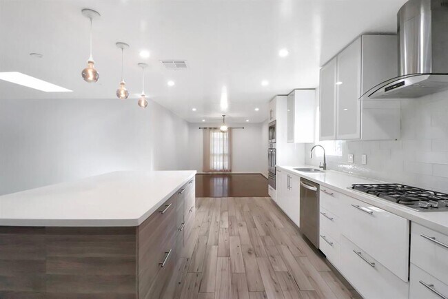 Building Photo - 5602 Sylmar Rd