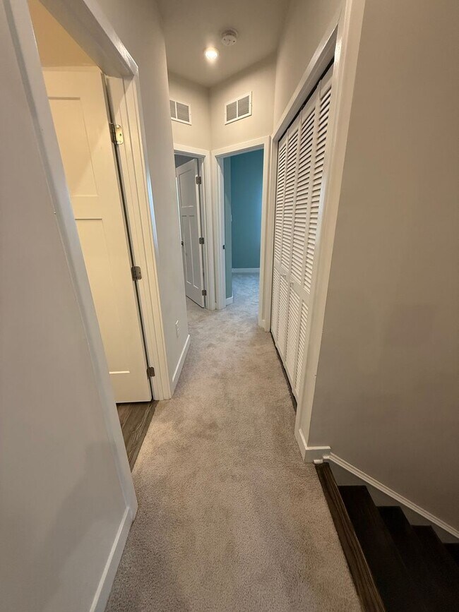 Building Photo - 3 Bedroom Townhouse - City Living with a G...