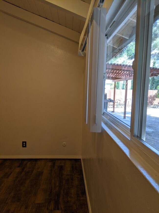 Building Photo - 4 BEDROOM 2 BATH ON CUL-DE-SAC AND LARGE YARD!