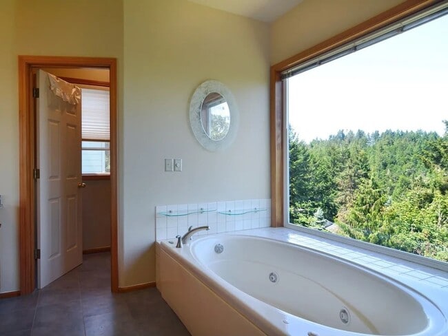 Building Photo - Gorgeous Home with a View!