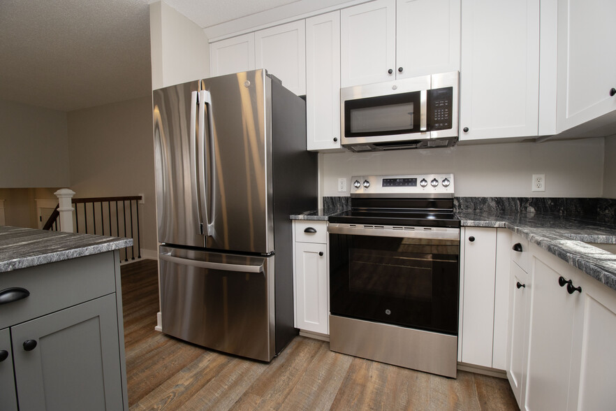 Building Photo - 6082 Kalland Cir NE