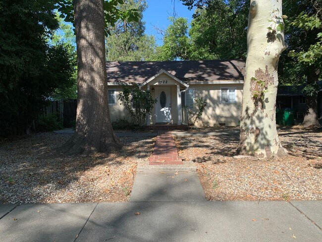 Building Photo - 1572 Warner St