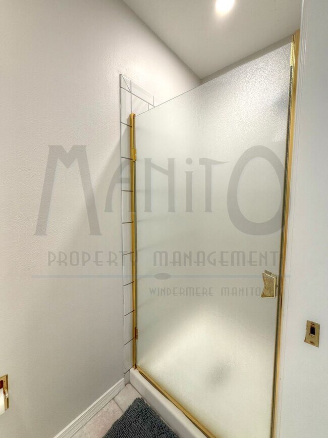 Building Photo - Elegant & Sprawling South Hill Home