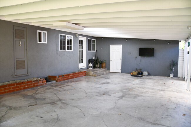 Building Photo - 1210 E Oakmont Ave