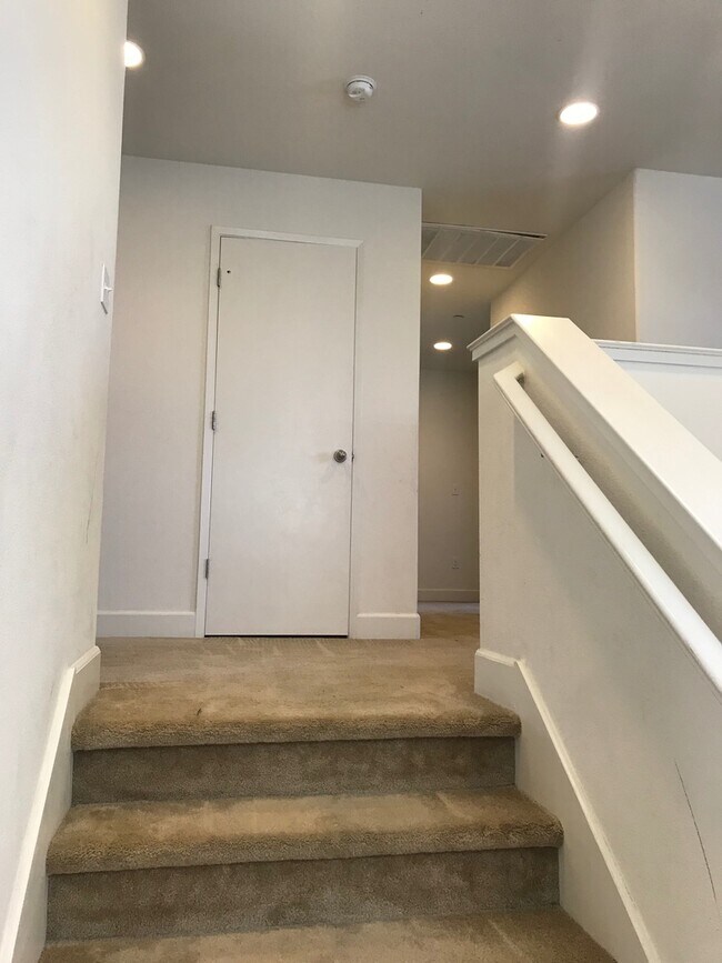 Building Photo - Now Available – 4 Bedroom Home with Loft i...