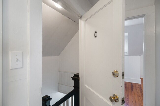 Building Photo - "Charming 1-Bedroom Retreat with Gleaming ...