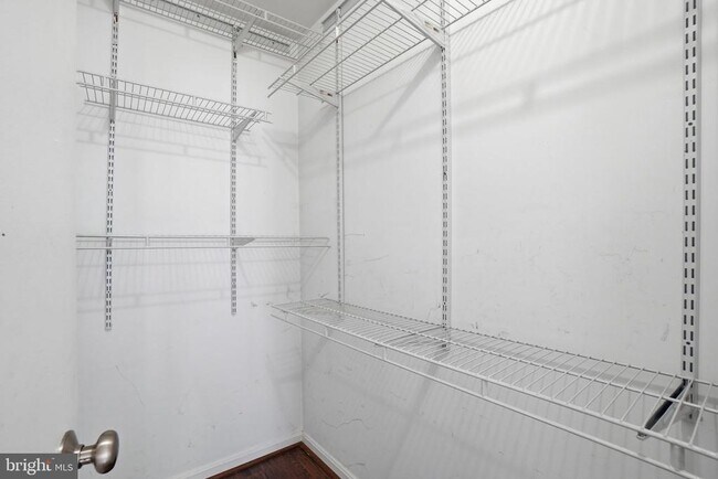 Building Photo - 8633 Beekman Pl