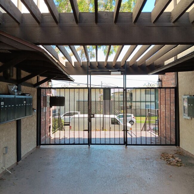 Building Photo - 1419 W 179th St