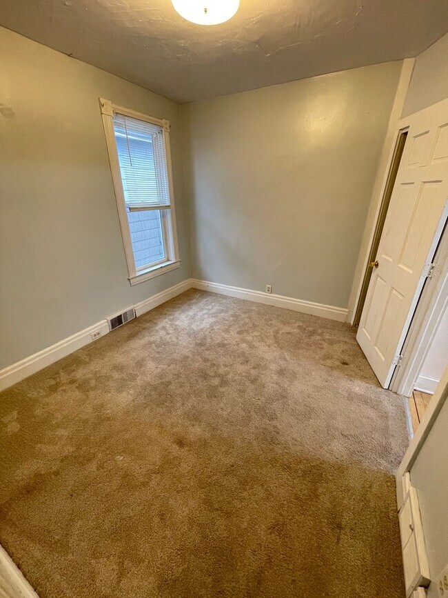 Building Photo - 1302 W 1st St