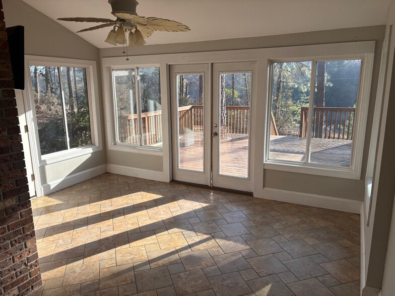 Building Photo - 404 Lake Front Dr