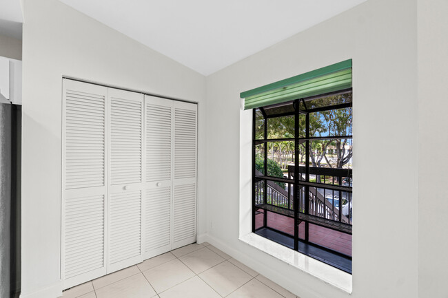 Building Photo - 5054 Golfview Ct