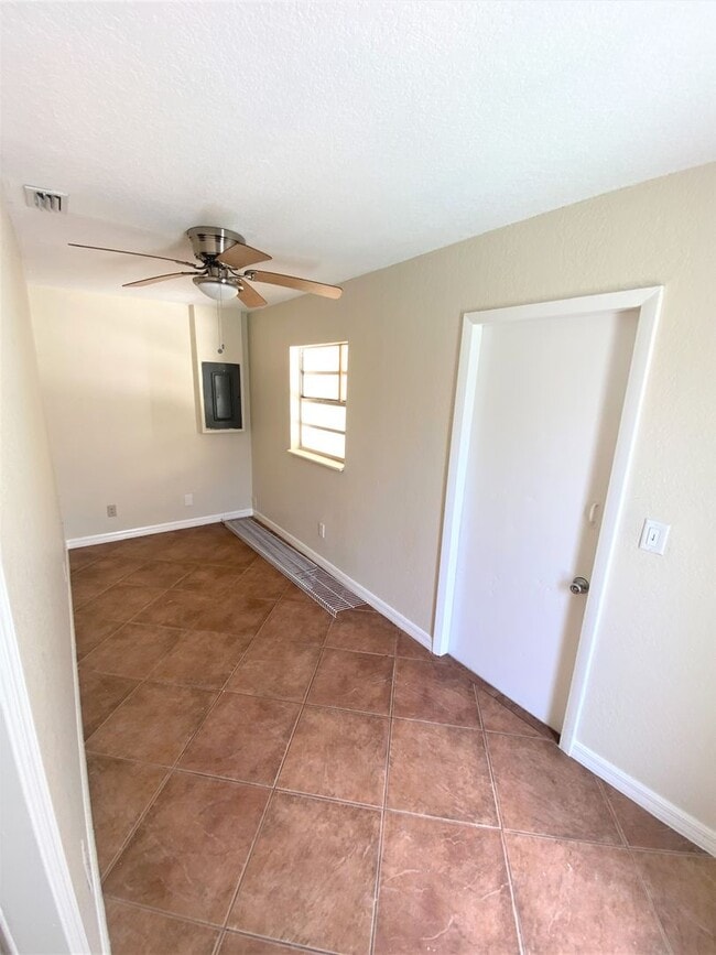 Building Photo - ** SOUTH NAPLES ** 4 BED / 3.5 BATH ** POOL** NO HOA ** PETS OK **ANNUAL **