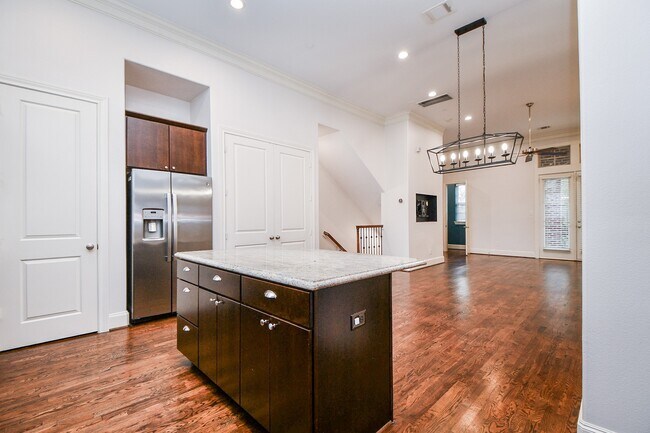 Building Photo - 709 Delano St