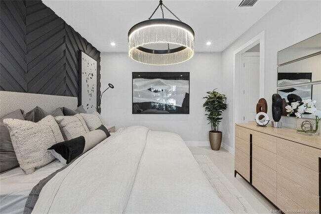 Building Photo - 823 SW Pr Ave