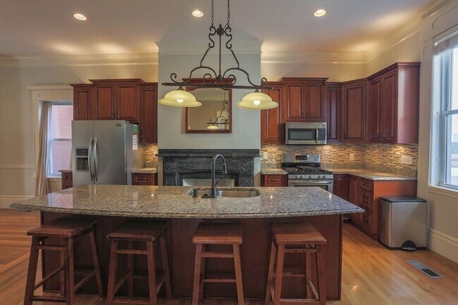 Primary Photo - 402 Meridian St