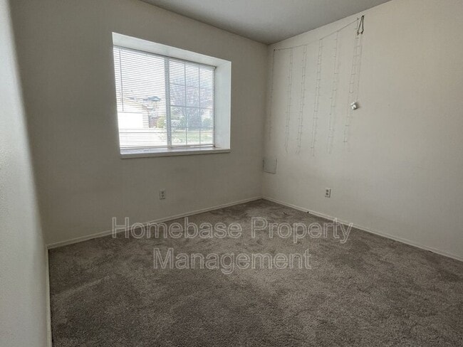 Building Photo - 1901 E Ranch Dr