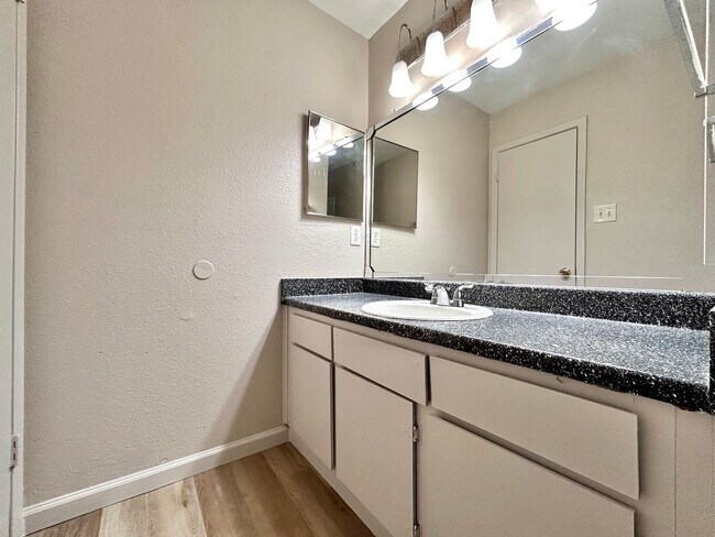 Building Photo - 7111 E Hwy 290