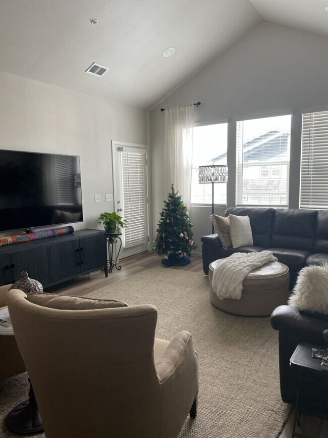 Building Photo - Newer 2 Bed / 2 Bath 2nd Floor Condo w/ 2 Car Garage