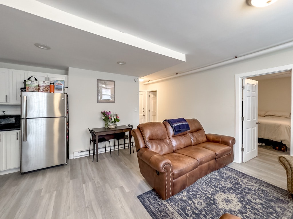 Building Photo - 715 W Roscoe St