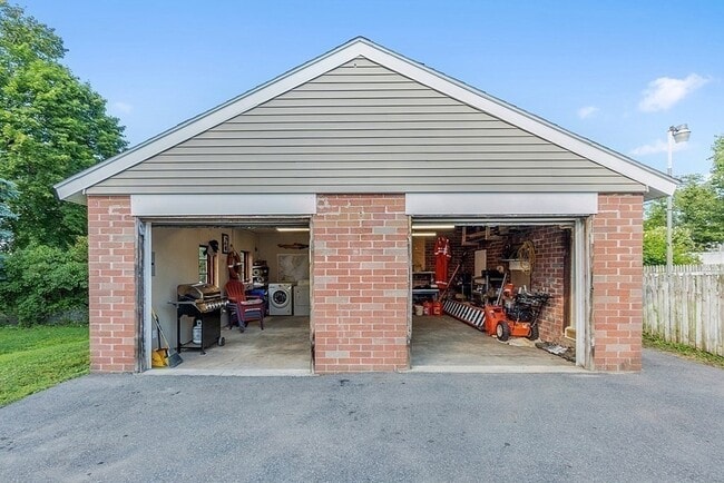 Building Photo - 30 Maple Ave