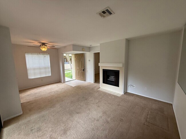 Building Photo - 1 Bed, 1 Bath Condo - Fireplace + Private ...