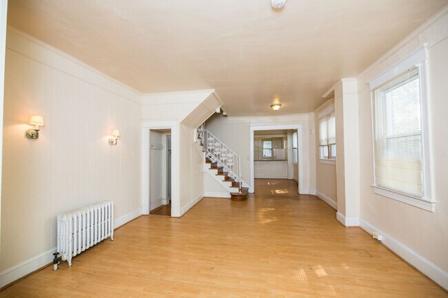 Building Photo - 2026/2027 JHU Off-Campus 5bd/3ba Charles Village w/ W/D & parking!.. Available 6/9/26