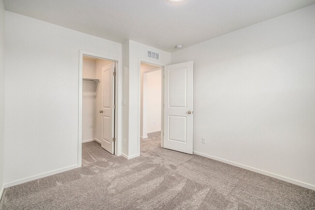 Building Photo - Exquisite 3 Bed 2.5 Bath Single Family Home