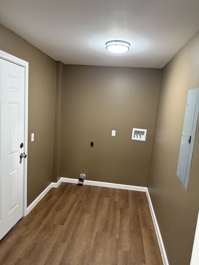 Building Photo - 214 N Poplar St