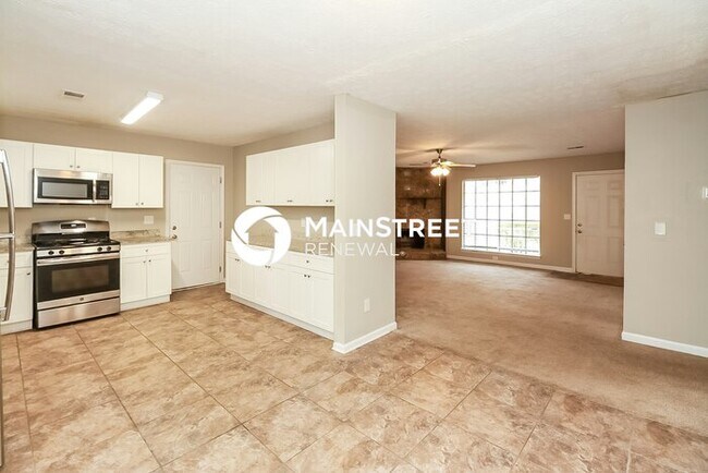 Building Photo - 3 Bedroom Pet-Friendly Home in Riverdale, GA with Main Street Renewal